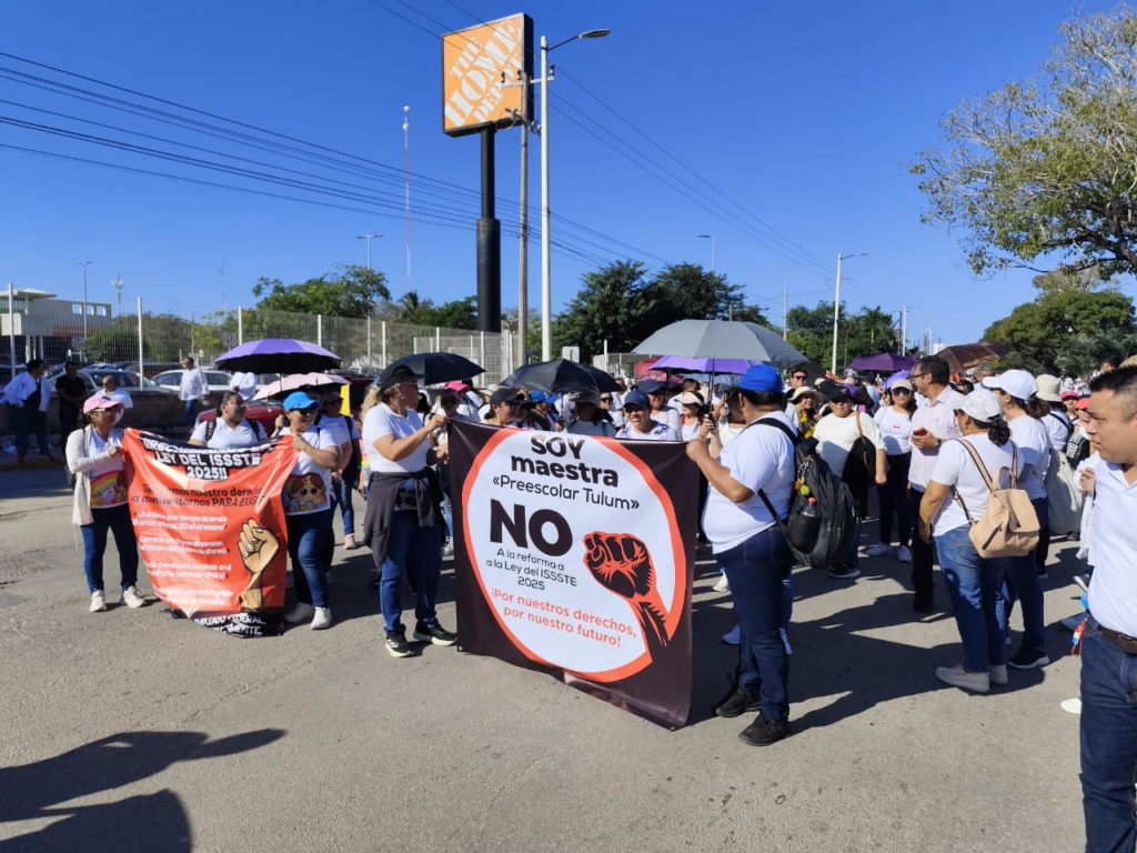 Miles de maestros marchan en contra de la ley del ISSSTE en QRoo ...