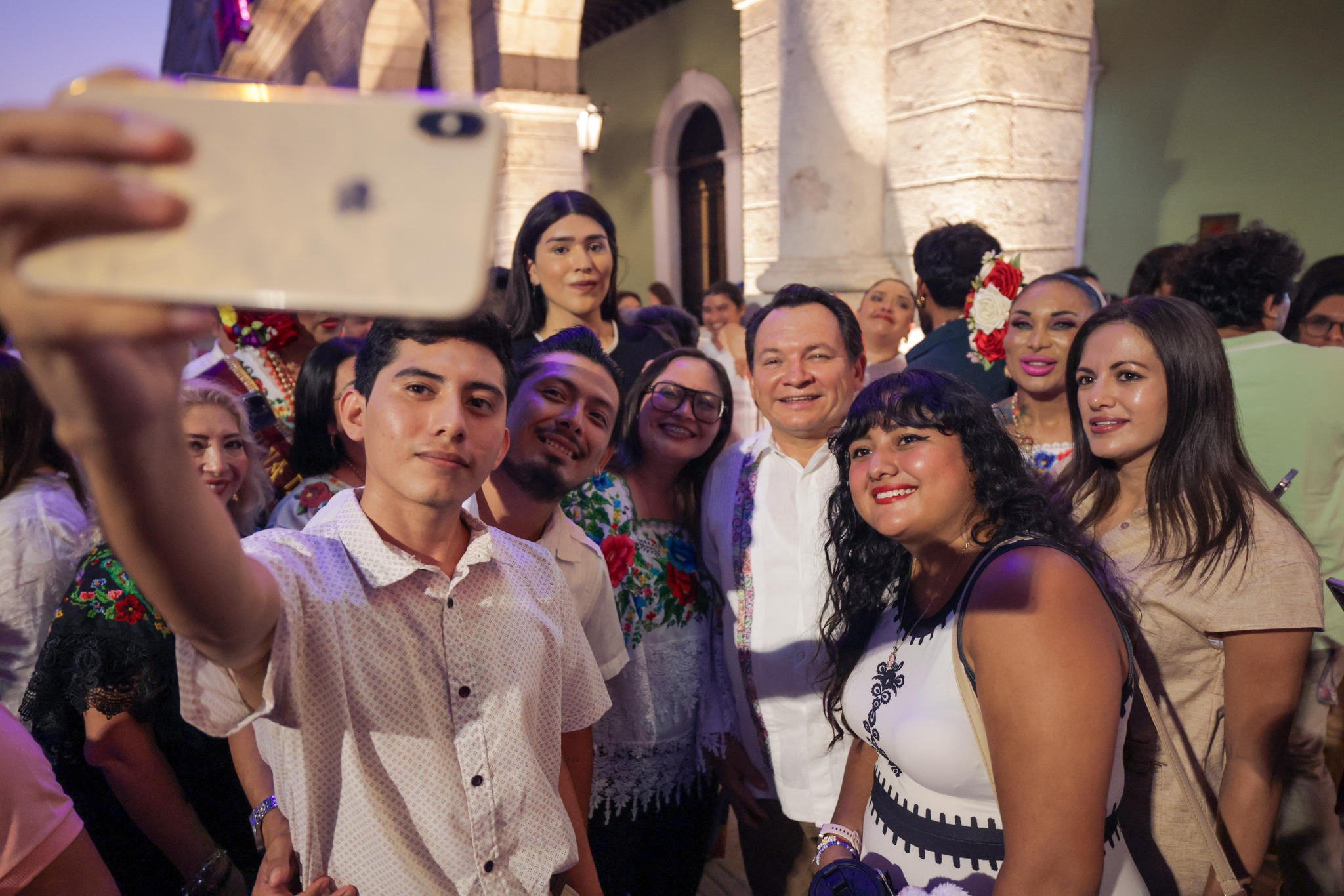 Puede ser una imagen de 7 personas y multitud