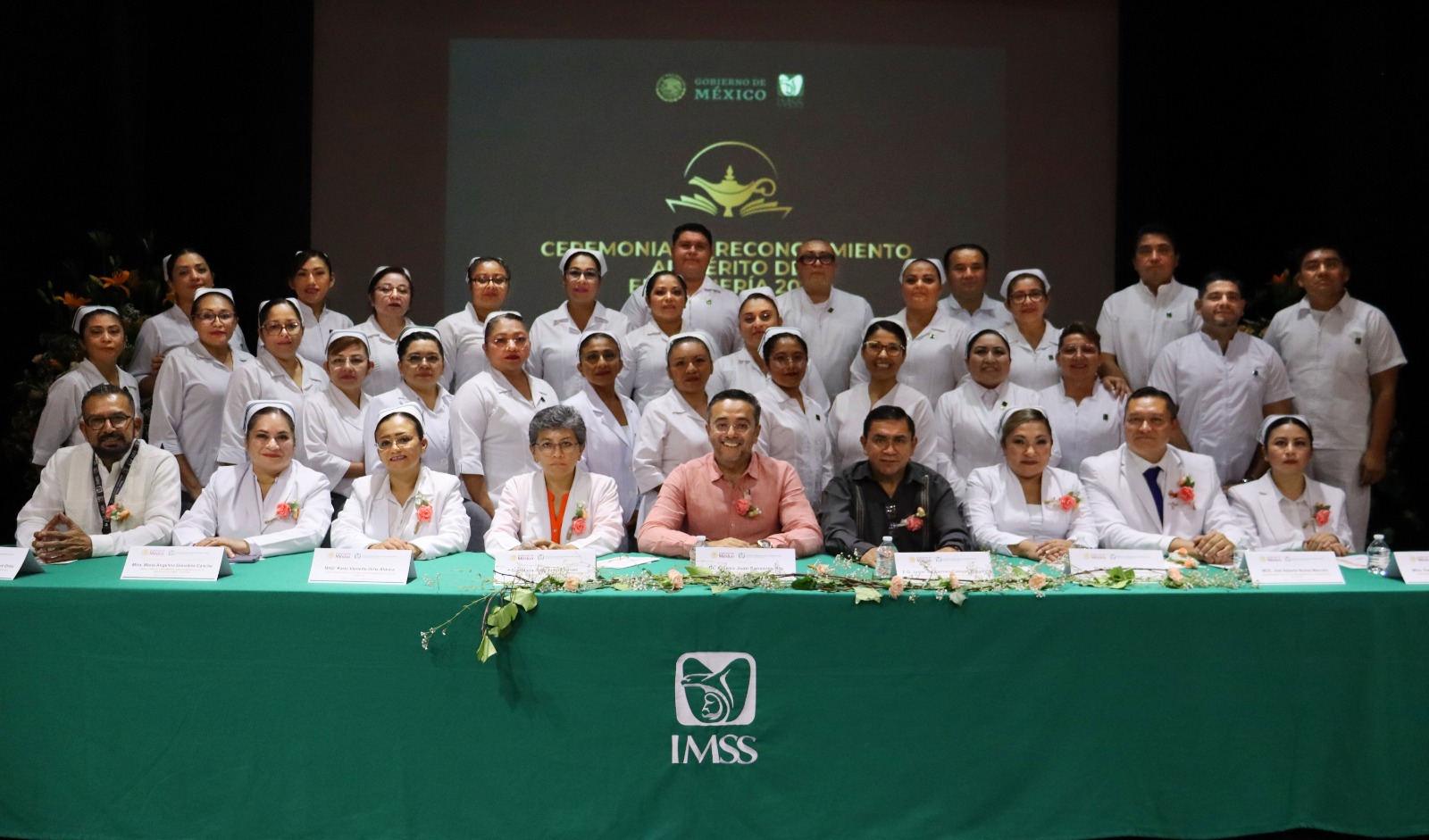 Puede ser una imagen de 6 personas y texto
