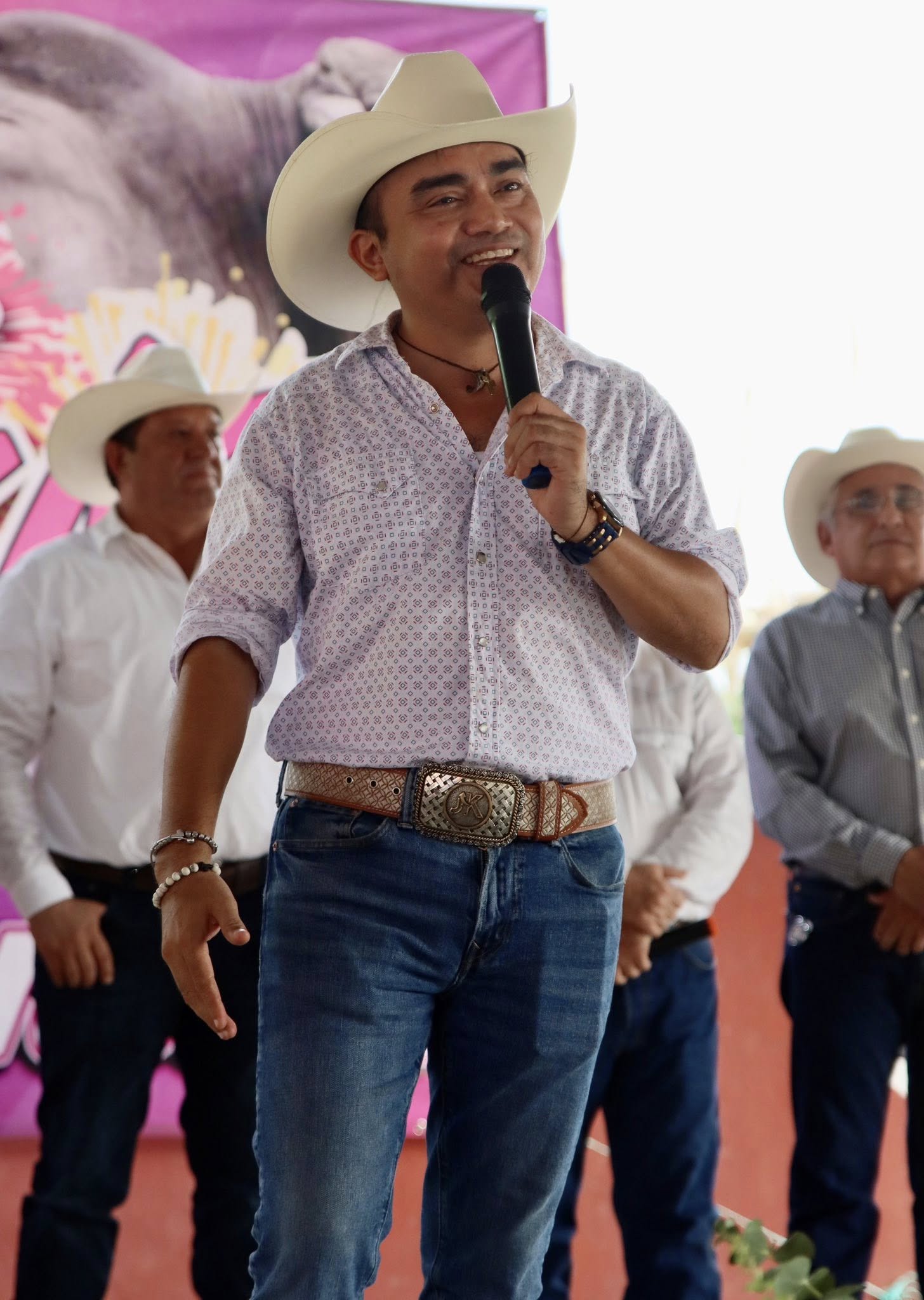 Puede ser una imagen de 3 personas